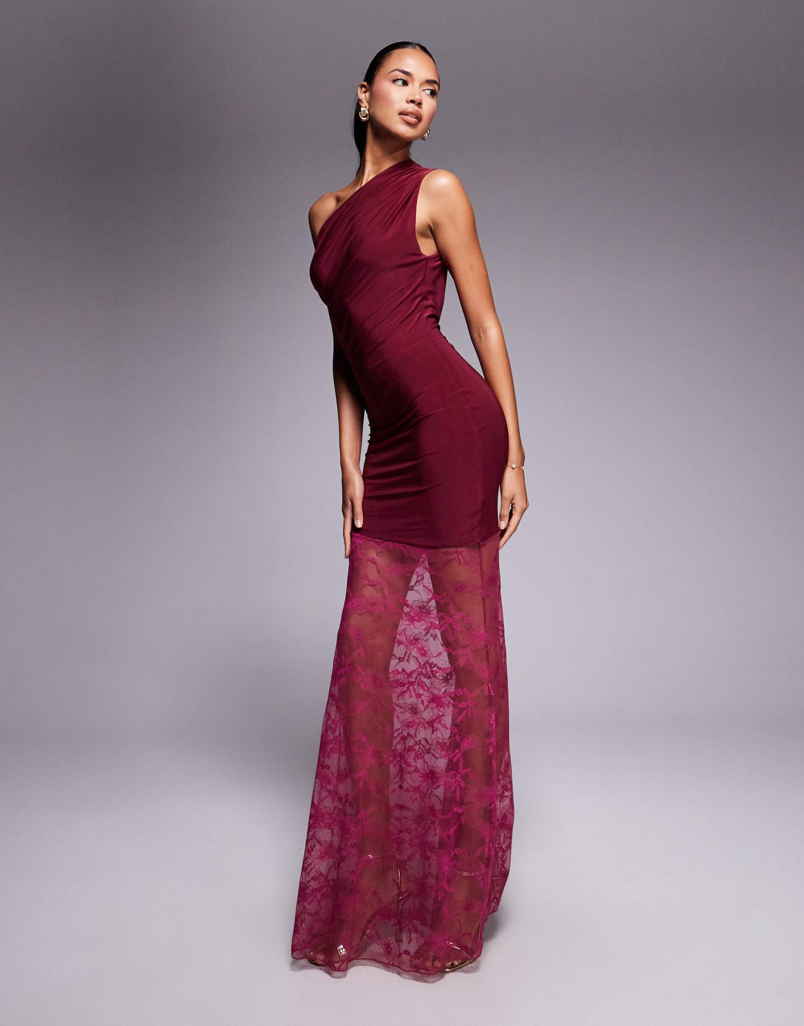 Эксклюзивное макси-платье Kaiia с двухслойной обтягивающей юбкой с открытыми плечами и асимметричной прозрачной кружевной юбкой в ягодном цвете