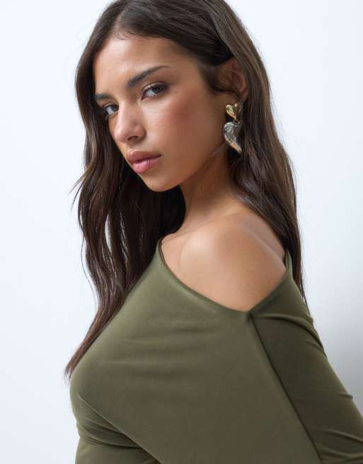 Kaiia exclusive double sculpted slinky asymmetric shoulder ruched side detail top co-ord in khaki, 3 of 5