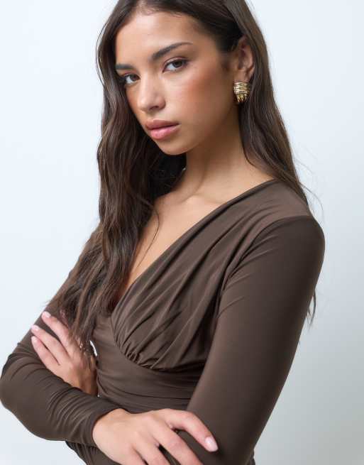 Kaiia exclusive double sculpted slinky v-neck ruched side top co-ord in chocolate , 3 of 5