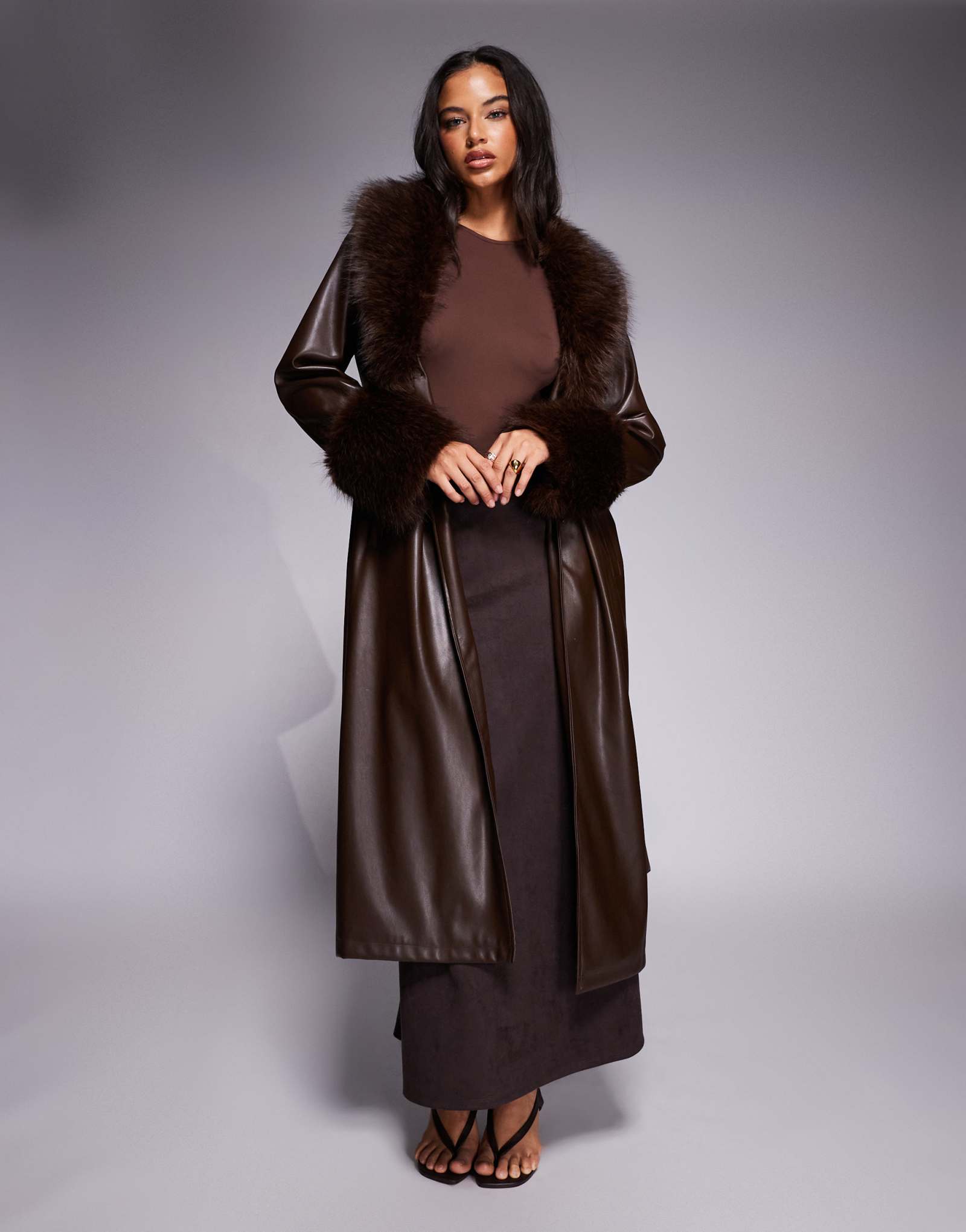 Эксклюзивное макси-пальто Kaiia шоколадно-коричневого цвета с отделкой из искусственной кожи и меха
