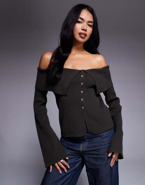 Kaiia – Exclusive – Gerippter Pullover in Schokobraun mit umgeschlagenem Carmen-Ausschnitt, Knopf-Details und ausgestellten Ärmeln - view 1