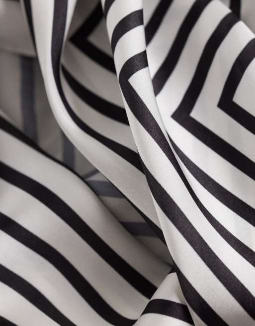 Kaiia – Exclusive – Gestreifter Satin-Schal in Cremeweiß und Schwarz, 2 von 3
