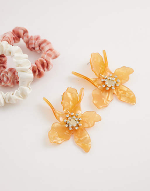 Kaiia – Exclusive – Hängeohrringe mit Blumendetail aus Kunstharz in Orange mit Strassdetail, 2 von 4