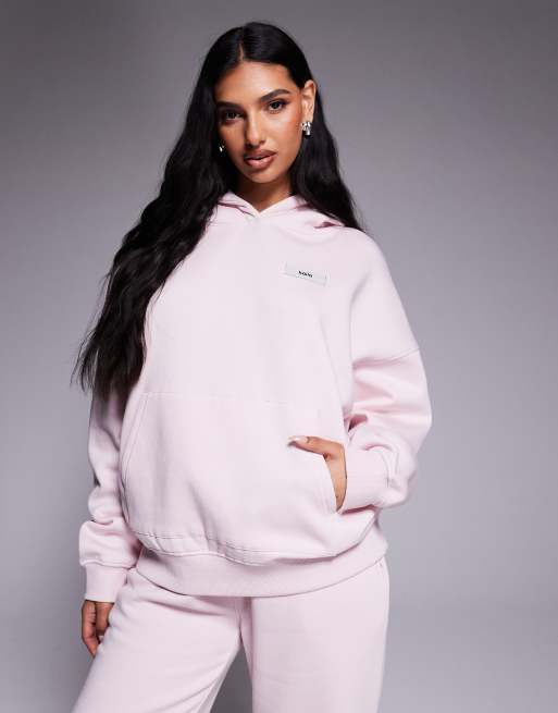 Kaiia Exclusive – Jasnoróżowa bluza z kapturem oversize z naszywką z logo, część zestawu