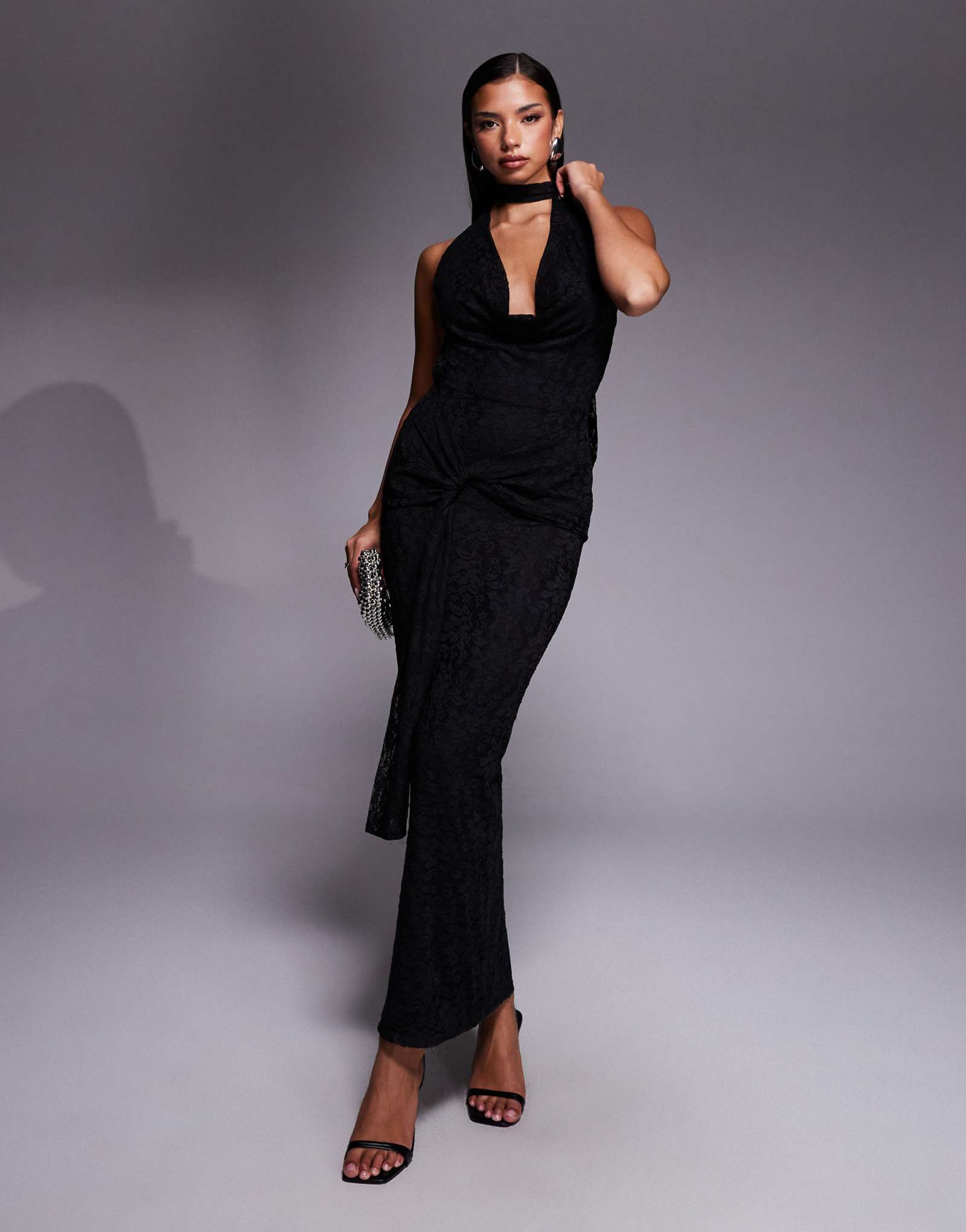 Эксклюзивное кружевное макси-платье Kaiia с глубоким вырезом-капотом и открытой завязкой сзади, драпировкой на талии, черного цвета