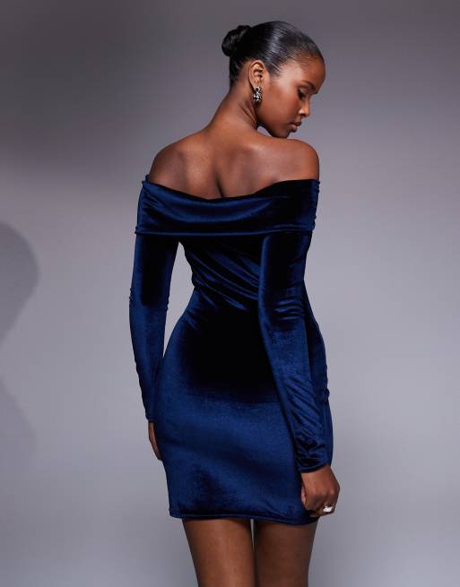 Kaiia – Exclusive – Langärmliges Bardot-Minikleid aus marineblauem Samt mit herzförmigem Ausschnitt, 2 von 4