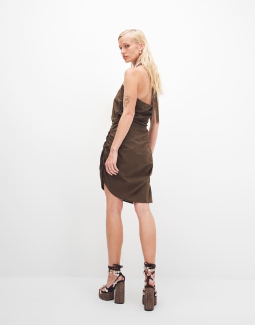 Kaiia exclusive linen blend halterneck ruched side detail mini dress in brown, 4 of 7
