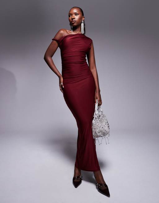 Kaiia - Exclusive - Maxi bodycon jurk van gelaagde gladde stof met blote schouder en gedraaid detail in bordeauxrood 