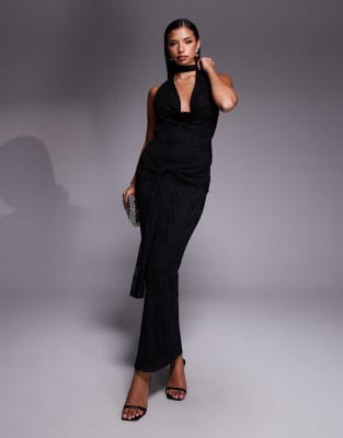 Kaiia - Exclusive Maxikleid aus Spitze in Schwarz mit tiefem Wasserfallausschnitt, gebundenem Rückenausschnitt und drapi...