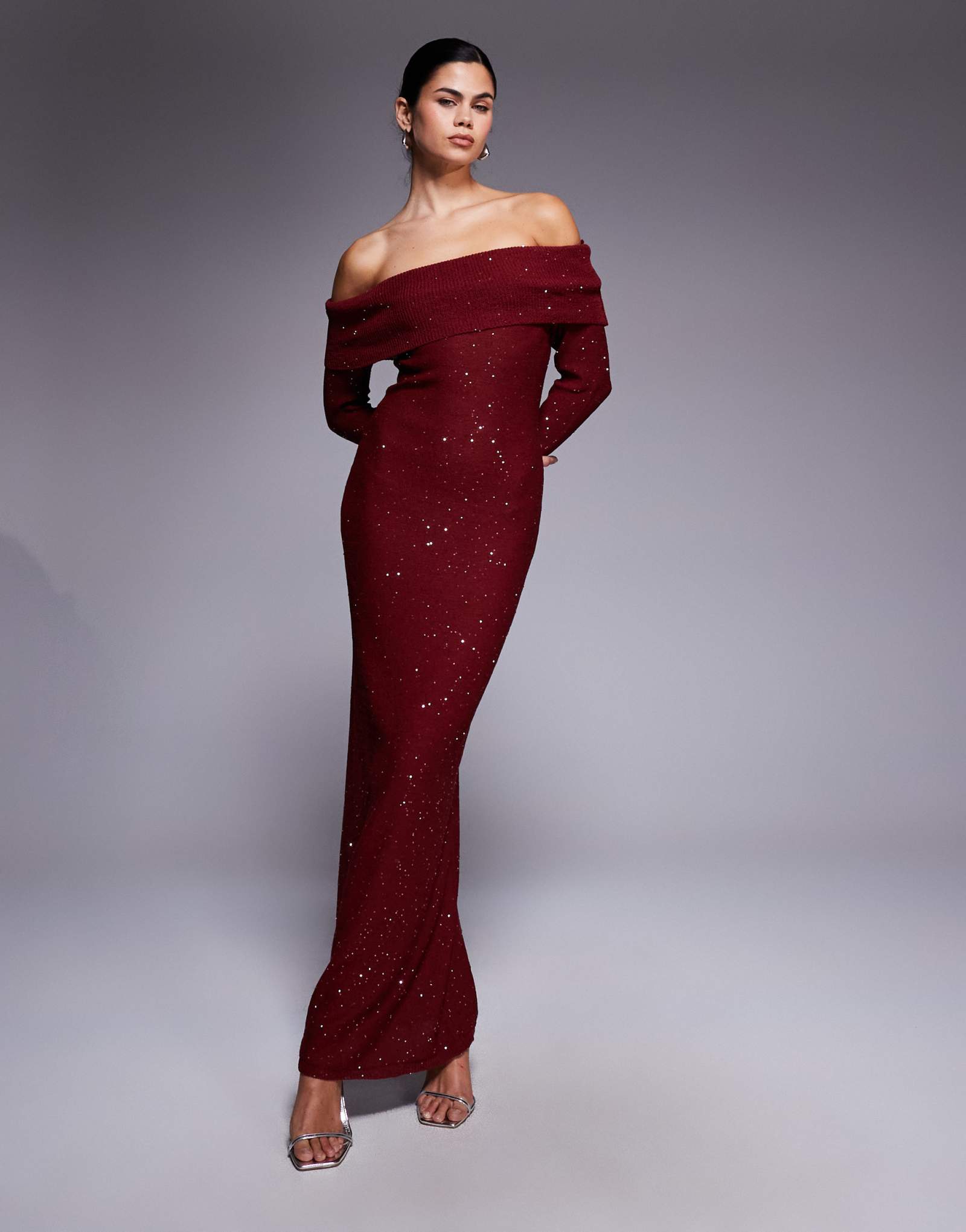 Эксклюзивное трикотажное макси-платье Kaiia с открытыми плечами и длинным рукавом, расшитое блестками, бордового цвета