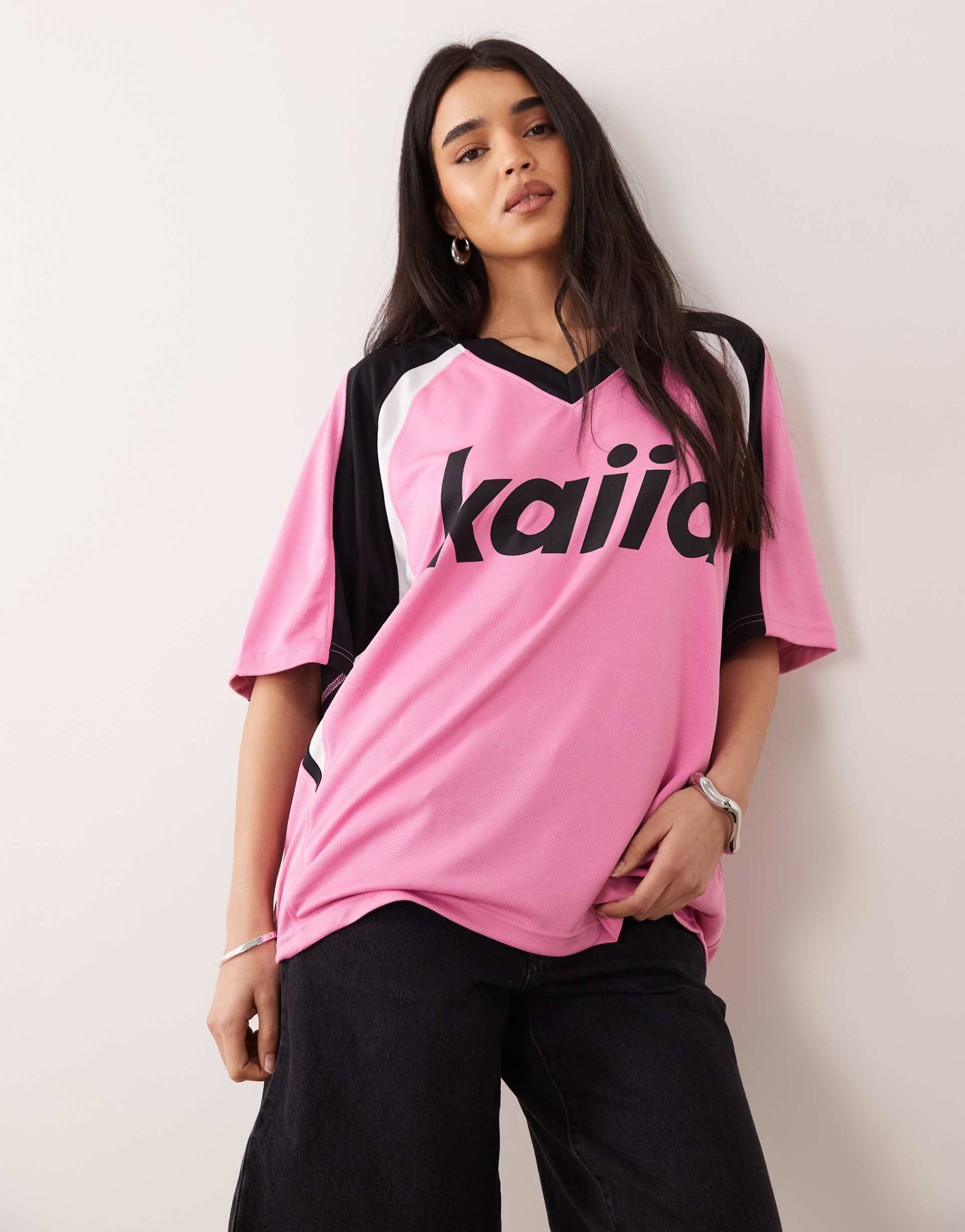 kaiia exclusive oversized v-neck soccer jersey in pink and black