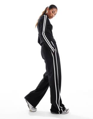 Kaiia Exclusive Ribbed Zip Up Striped Sleeves Sweater In Black