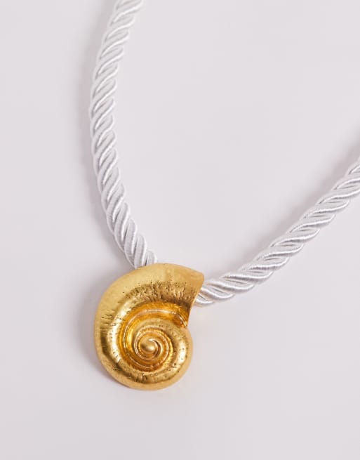 Kaiia exclusive rope chain shell necklace in gold, 2 of 3