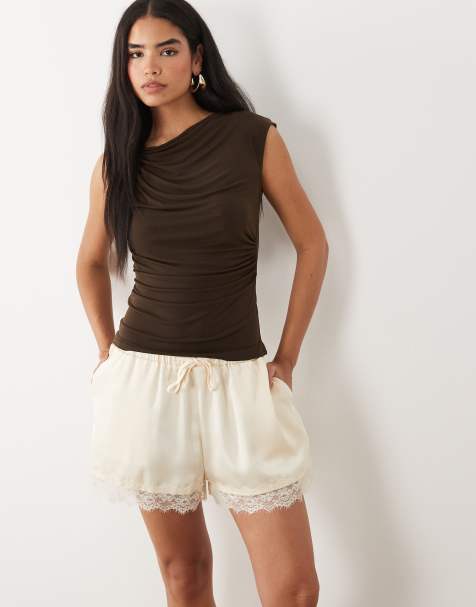 Kaiia – Exclusive – Satin-Shorts in Cremeweiß mit elastischem Bund und Spitzenborte - view 1