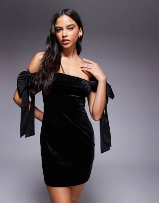 Kaiia - Exclusive - Schulterfreies Samt-Minikleid in Schwarz mit Oversize-Schleifendetail