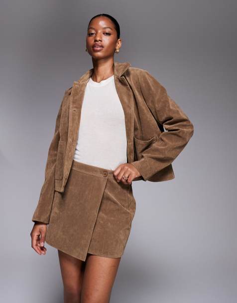 Kaiia – Exclusive – Set aus Wildlederimitat in Braun, bestehend aus Minirock und Jacke mit Knopfleiste und Taschendetail - view 1