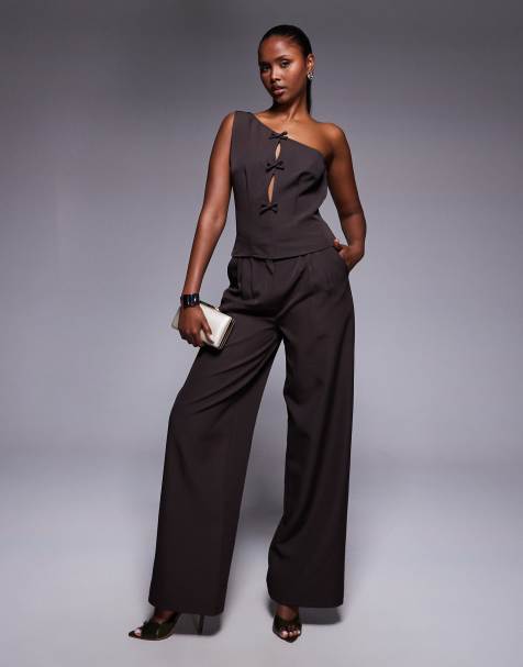 Kaiia – Exclusive – Set in Schokobraun mit plissierter, eleganter Hose und Oberteil mit One-Shoulder-Träger und Schleifendetail - view 1