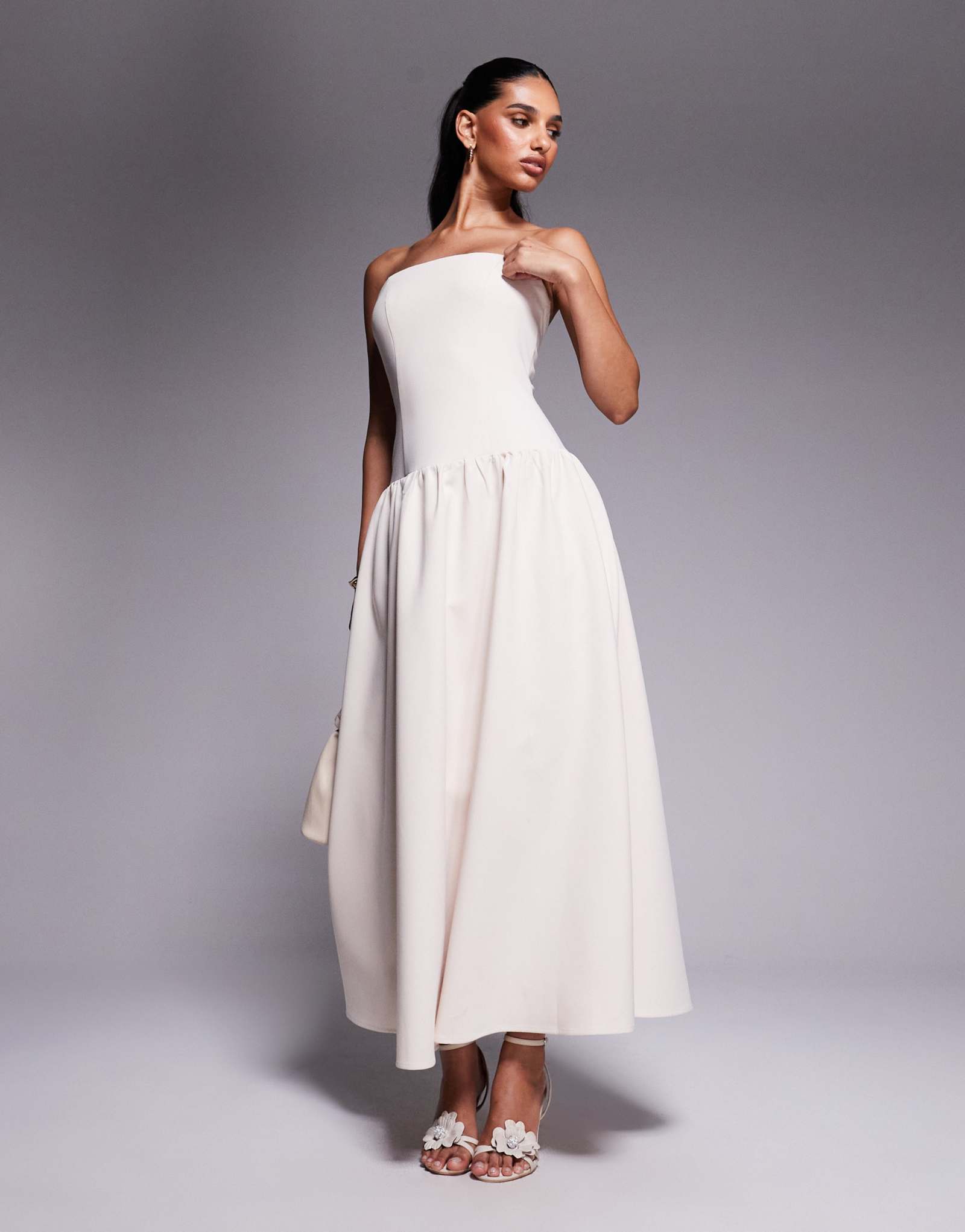 Эксклюзивное макси-платье-бандо с присборенной юбкой и заниженной талией от Kaiia кремового цвета