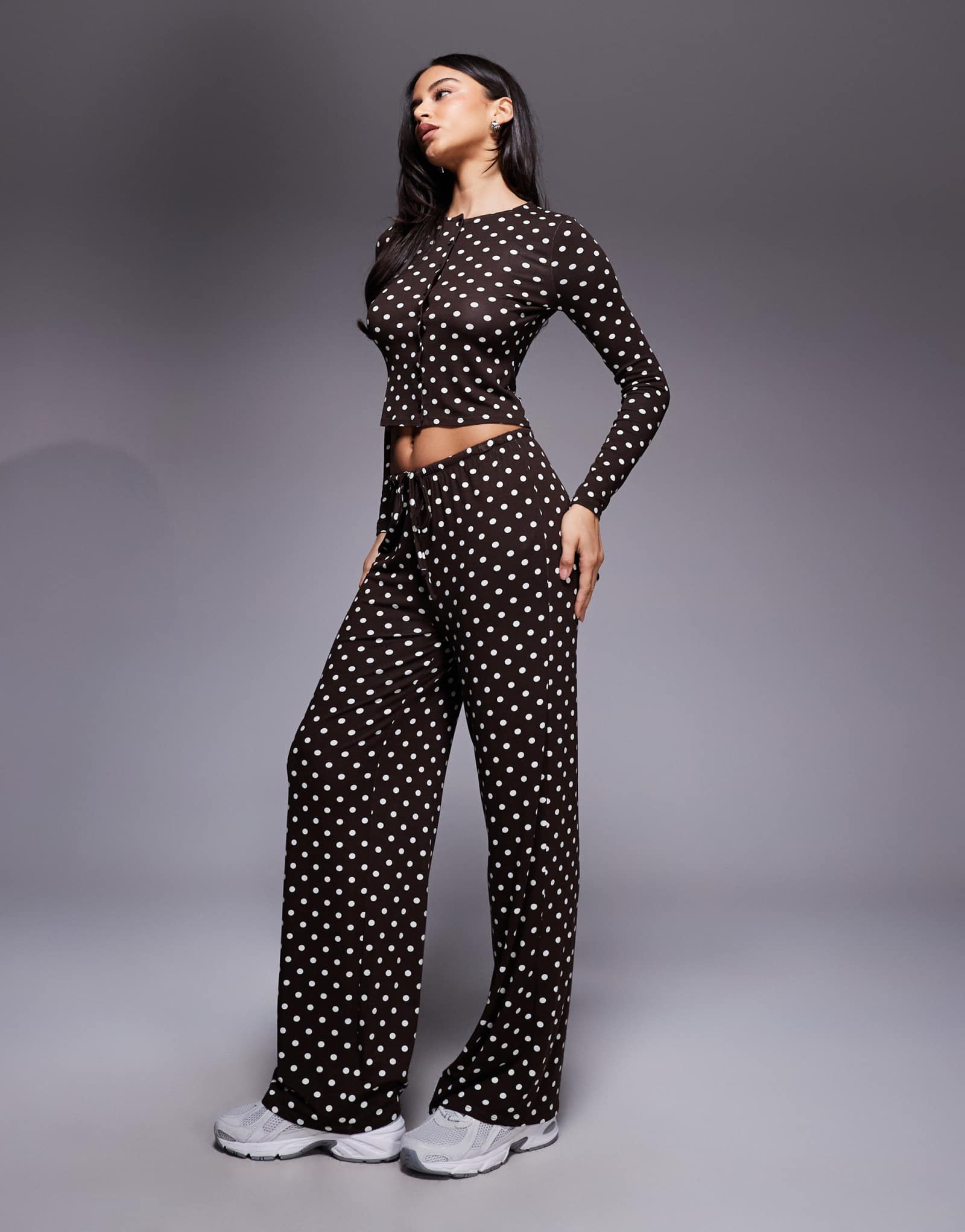 Эксклюзивные брюки из сверхмягкого трикотажа Kaiia на завязках в коричневый и кремовый горошек - часть комплекта