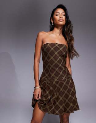 Kaiia - Exclusive - Trägerloses Minikleid in Braun mit klassischem Karomuster und Faltenrock im 90er-Stil-Brown