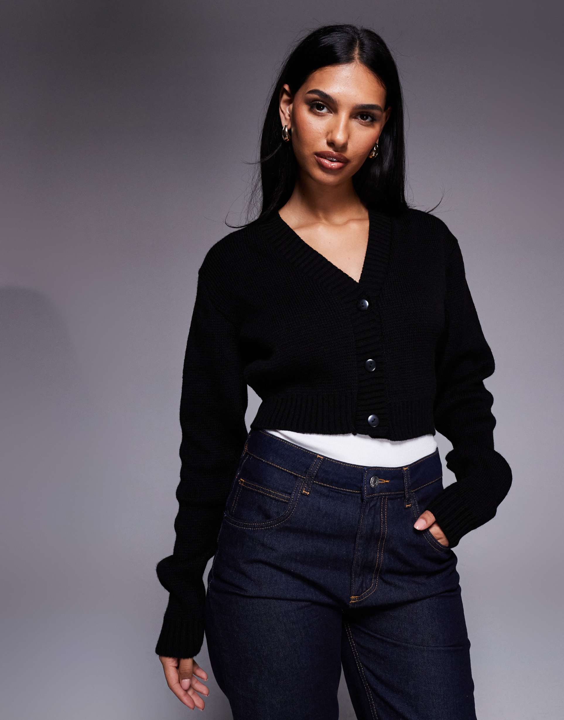 kaiia exclusive v-front button front cropped cardigan in black