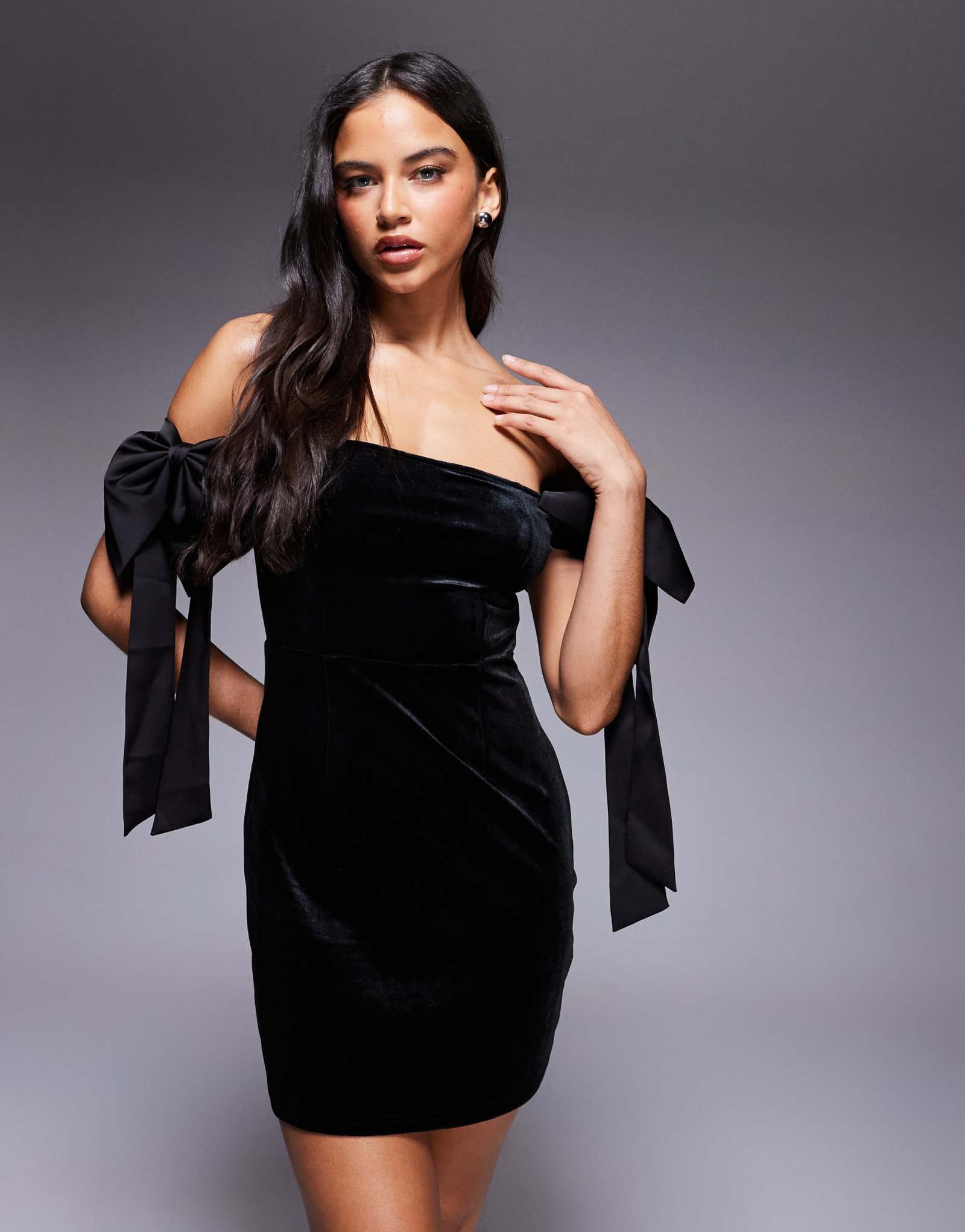 Эксклюзивное бархатное мини-платье Kaiia с открытыми плечами и бантом большого размера черного цвета
