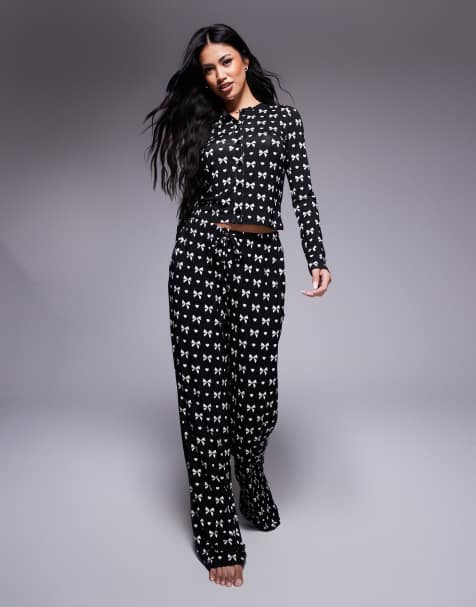 Kaiia - Exclusives - Co-ord set van cropped pyjamaoverhemd met knoopsluiting en broek met strikjesprint in zwart en wit - view 1