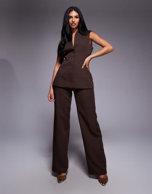 Kaiia - Exclusive - Co-ord set met elegante mouwloze gilettop met lange pasvorm en broek met wijde pijpen in bruin, 2 van 3