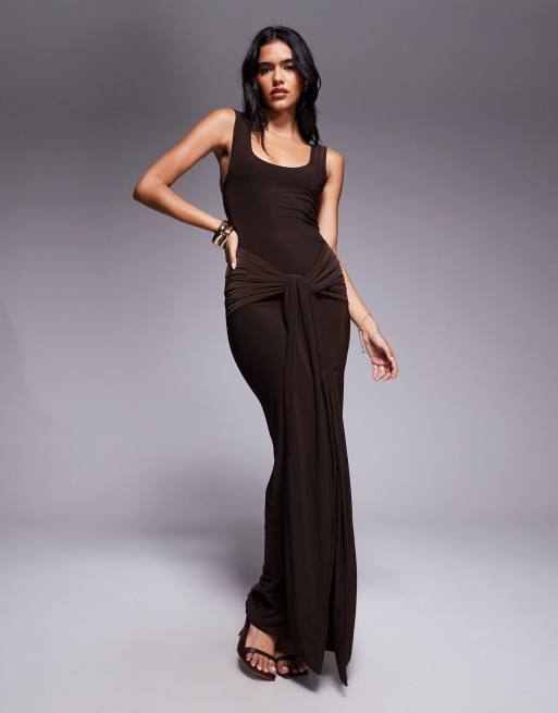 Kaiia - Exclusives - Gelaagde gladde maxi-jurk met lage ronde hals en gestrikt gedrapeerd detail aan de voorkant in chocoladebruin