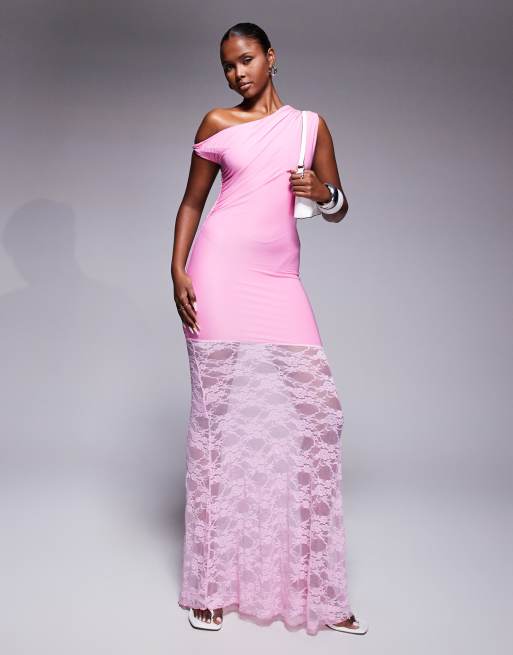 Kaiia - Exclusives - Gelaagde maxi jurk van gladde stof met gedraaide blote schouder en asymmetrische doorschijnende kanten rok in roze  