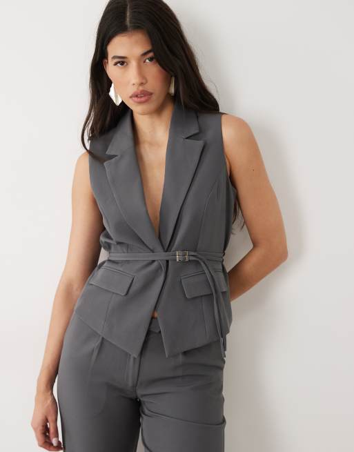 Kaiia - Exclusive - Co-ord set van getailleerd gilet met overslag in jaren 90-stijl en broek in antracietgrijs, 2 van 4