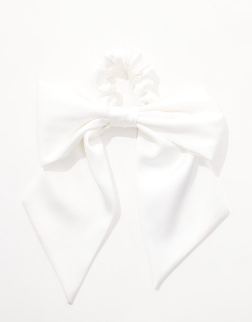 Kaiia - Exclusives - Oversized haarscrunchie van satijn met strik in wit , 2 van 4