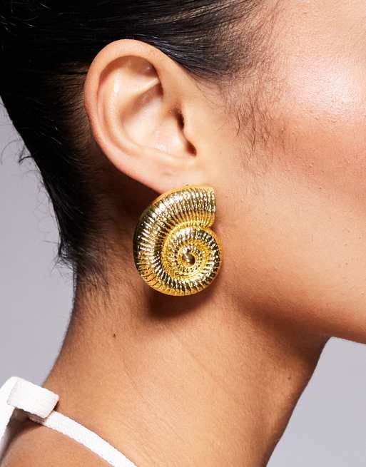 Kaiia - Exclusives - Oversized oorknopjes in vorm van schelp in goud