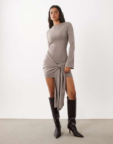 Kaiia exclusivité robe courte en maille avec col châle, dos noué, drapé et détail à la taille en taupe - view 1