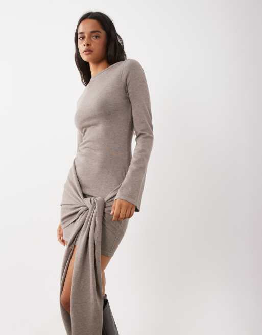 Kaiia exclusivité robe courte en maille avec col châle, dos noué, drapé et détail à la taille en taupe, 4 de 4