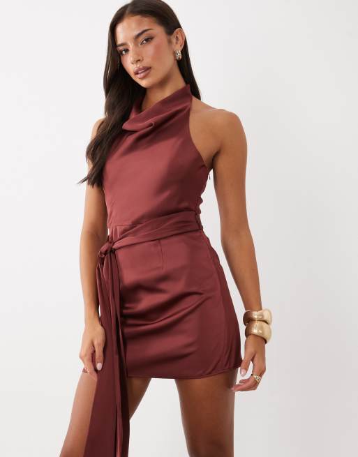 Kaiia exclusivité robe courte en satin à col montant drapé, dos nu à nouer à la taille, détail franges, bordeaux, 2 de 4