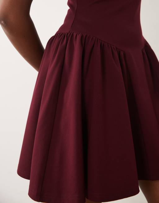 Kaiia exclusivité robe courte mini à col montant, manches courtes, coupe ajustée et évasée, détail basque et taille basse, bordeaux, 3 de 4