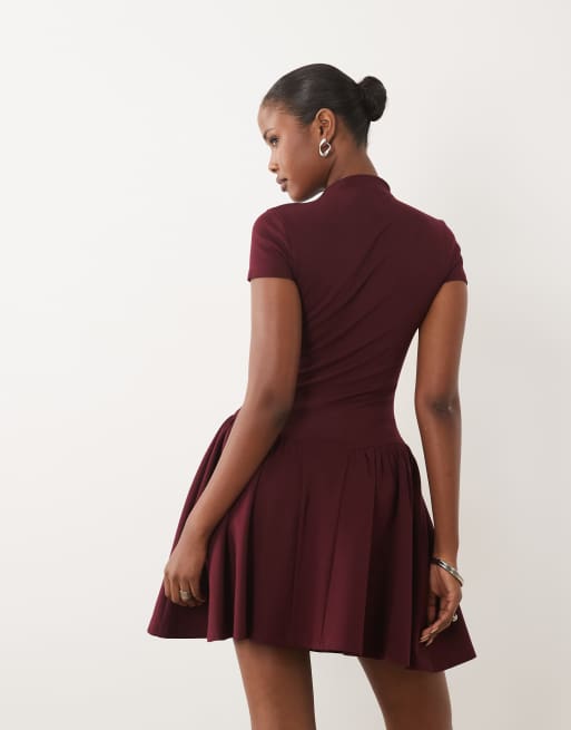 Kaiia exclusivité robe courte mini à col montant, manches courtes, coupe ajustée et évasée, détail basque et taille basse, bordeaux, 4 de 4