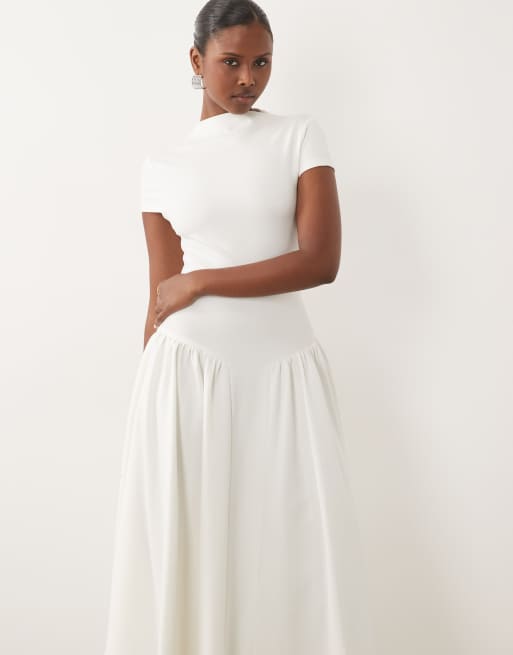 Kaiia exclusivité robe longue blanche à col montant, manches courtes, coupe ajustée et évasée, avec détail basque et taille basse, 2 de 4