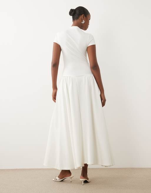 Kaiia exclusivité robe longue blanche à col montant, manches courtes, coupe ajustée et évasée, avec détail basque et taille basse, 3 de 4