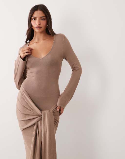 Kaiia exclusivité robe longue en maille à col V, manches évasées, détail noué et drapé à la taille, beige chaud, 2 de 4