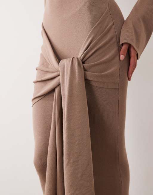Kaiia exclusivité robe longue en maille à col V, manches évasées, détail noué et drapé à la taille, beige chaud, 3 de 4