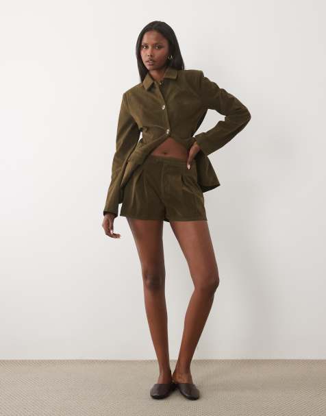 Kaiia exclusivo conjunto de minishorts de ante sintético con pliegues delanteros en verde oliva oscuro - view 1