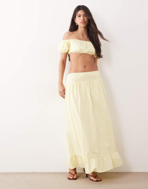 Kaiia – Exclusive – Set aus Baumwolle in Zitronengelb, bestehend aus Cropped-Oberteil mit trägerlosem Off-Shoulder-Design mit Puffärmeln und Maxirock mit Rüschensaum, 2 von 3