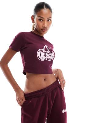Kaiia - Exklusiv - Knapp geschnittenes Cropped-T-Shirt in Burgunderrot mit Kirsch-Motiv, Kombiteil