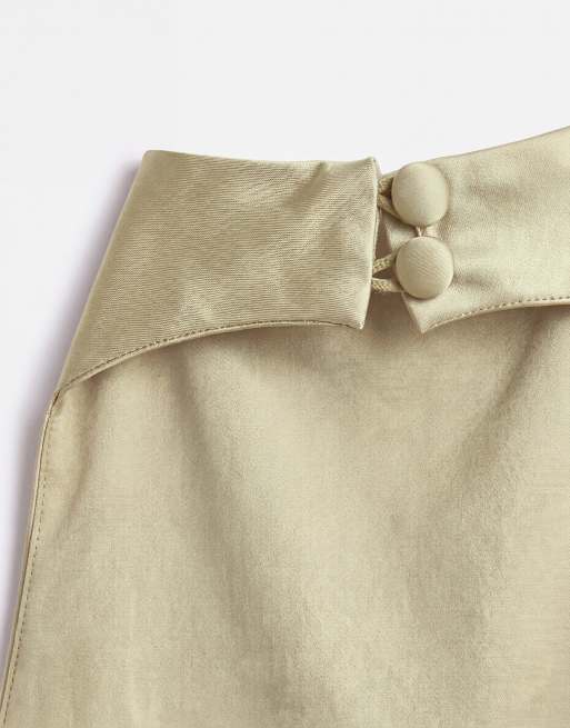 Kaiia exklusiv satin topp med hög krage, draperad ringning och låg rygg i khaki, 8 av 8