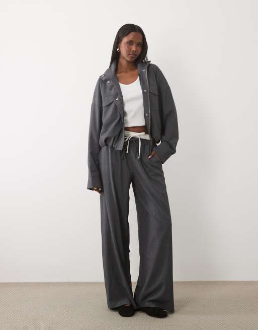 Kaiia exklusive Bomberjacke im Co-ord mit Funnel-Neck, Taschen-Detail und taillierter Taille in Anthrazit, 2 von 4