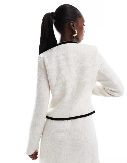 Kaiia – Exklusive, figurbetonte Bouclé-Jacke in Weiß mit Perlenknöpfen und Schleifendetail, Kombiteil  , 4 von 4