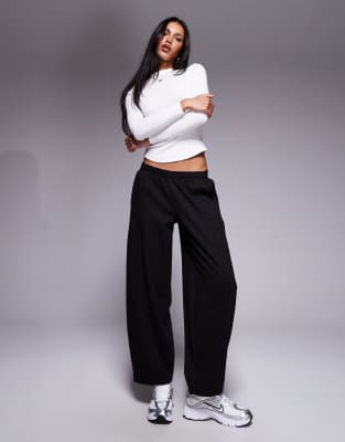 Kaiia - Exklusive Jogginghose mit hohem Baumwollanteil in Schwarz, weitem, abgerundetem Bein und Nahtdetails