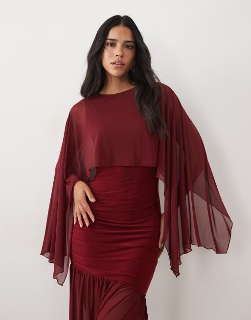 Kaiia exklusive Maxikleid mit doppelter Lage, Drop-Waist, fließendem Mesh-Cape-Overlay und transparentem Saum in Burgunderrot, 2 von 4
